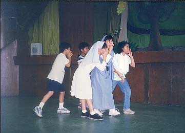 劇中、バギオの山中で日系人を捜すシスター海野(右から2人目)