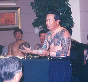 15日に行われた在比邦人の集会で、浪曲風に賛美歌を歌う高原芳郎さん
