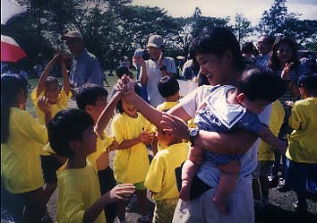 小学1、2年生の部で優勝したサルセドイエローモンキーズ。嬉しさを体一杯に表現し、手を取り合う親子