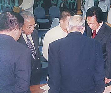 開廷前に打ち合わせをする大統領弁護団
=8日午後1時45分頃上院で写す