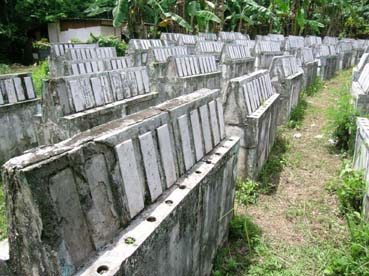 比島寺境内の慰霊碑群。戦死者名など碑文の消えた碑も少なくない