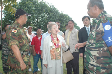 国際停戦監視団長らと会見する緒方貞子JICA理 事事長(中央)=マギンダナオ州で06年9月写す