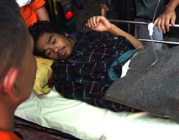 地下150メートルの坑道から8日ぶりに救出されたパグラヤンさん=ベンゲット州バギオ市で29日午後5時ごろ写す