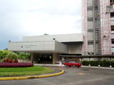 修復された事件現場の下院議事堂南ウイング玄関周辺=首都圏ケソン市バタサンで写す