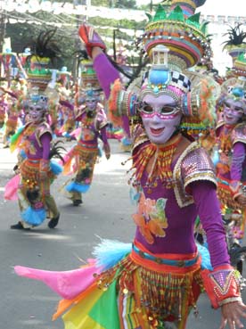 マスカラ・フェスティバルで優勝したマンダラガン・バランガイ(最小行政区)のチーム