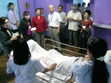 首都圏ケソン市の介護福祉士養成校で終末ケアの様子を視察する日本医労連の調査団=20日午後3時40分ごろ写す