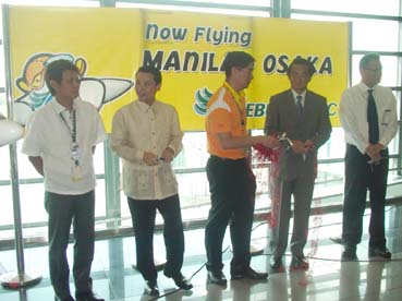 セブパシフィック航空の日本就航記念式典でテープカットをする桂大使(右から2人目)=20日午後1時ごろ写す