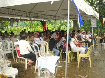 集会に集まった避難民たち=首都圏ケソン市のケソン・サークルで22日午後1時半ごろ写す