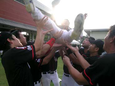 勝利で胴上げされるLAラビッツの古田裕康監督=首都圏タギッグ市の日本人学校で23日午後3時50分ごろ写す