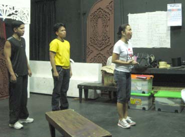 首都圏マニラ市のスタジオでのリハーサルの様子