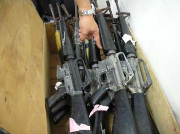 押収されたM16自動小銃の一部=首都圏マニラ市の国家捜査局本部で写す