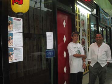 日本語、タガログ語版のポスターが張られた料理店=マカティ市Pブルゴス通りで写す