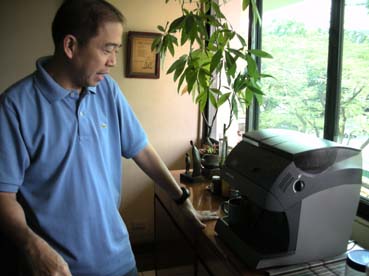 首都圏サンフアン市の聖職者用宿舎でコーヒーを入れるロサダ氏。コーヒーメーカーは実家から持ち出した数少ない持ち物の一つ