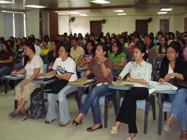 空席の目立った第1回説明会とはうって変わって、満席となった第2回説明会=2日、マンダルーヨン市のPOEAで写す