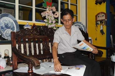 日本の福祉施設のパンフレットを見るアリンダオさん