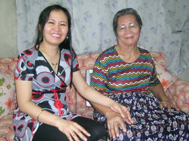 パガンさん(左)は母親のマリナさんと2人暮らし。芸能人時代を「お前、いくらか、と聞かれるのが一番悔しかった」と振り返る