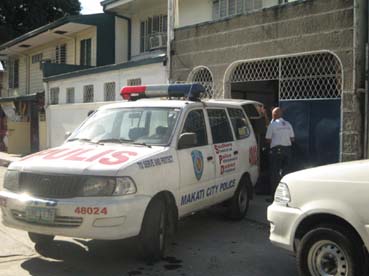 5人殺傷事件の現場を捜査する警官ら=マカティ市で14日午後3時半ごろ写す