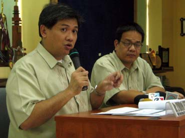 比国内での新型インフルエンザの状況を報告するリースイ医師=マニラ市の厚生省で20日午後1時半ごろ写す