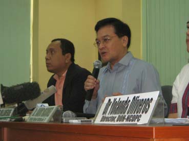 記者会見で対策について説明するビリャベルデ次官=22日午前11時半ごろ写す