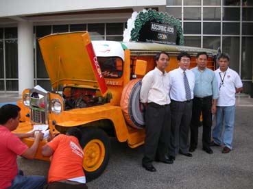 「フォーミュラ・フアン」のLPGジプニー第1号車=首都圏タギッグ市の技能教育開発局で22日午後4時35分ごろ写す