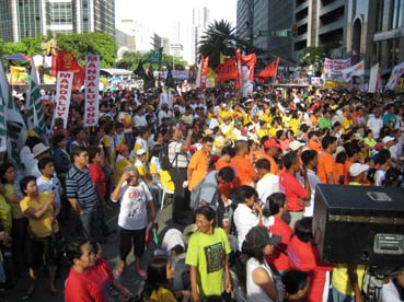 改憲反対を訴える集会参加者=首都圏マカティ市アヤラ、パセオデロハス両通り交差点付近で10日午後5時25分ごろ写す
