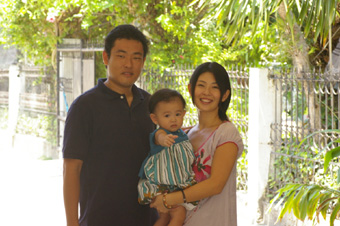 セブで情報誌を発行すの忠内芳光さんと愛嬢の亜紅ちゃんを抱く尋子夫人