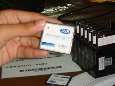 投票日前日から当日にかけ、大量に追加配布されたコンパクトフラッシュカード