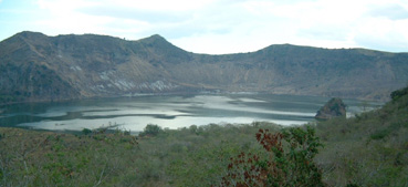 カルデラ湖内に浮かぶタール火山の火口湖