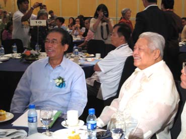 人工避妊法を含む家族計画支持を表明したオナ厚生長官(左)=12日午前10時20分ごろ、首都圏マンダルーヨン市内のホテルで写す