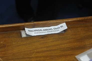 施政方針演説を欠席したアロヨ下院議員の席=首都圏ケソン市の下院議事堂で26日午後5時ごろ写す