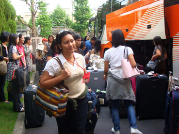 来日した第1陣の比人看護師候補者=2009年5月10日、東京都足立区の海外技術者研修協会東京研修センターで写す