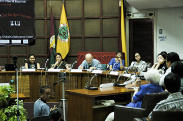 比日研究者、NGO、政府関係者など垣根を越えて参加者が集まったセミナー=22日午前11時半ごろ、首都圏ケソン市比大ディリマン校で写す