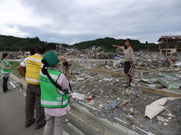 宮城県南三陸町の被災現場で比人被災者の体験談をビデオ撮影する比火山地震研究所の職員ら=防災科学技術研究所の井上さん提供