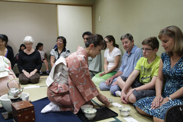 抹茶などをたしなむ参加者ら=24日午後2時15分ごろ、首都圏マカティ市マニラ日本人会事務局で写す