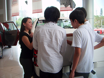 敏腕営業ウーマンのパグダンガナンさん(左端)に質問する生徒たち=19日午前11時50分ごろ、首都圏マカティ市内のトヨタ自動車販売店で写す