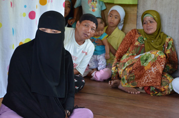 服飾コースを修了したガビラネスさん(左)。「仕事ができるようになって心が少し楽になった」と話す