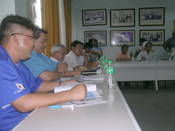 NGOや青年海外協力隊員の商品説明を聞く日系企業経営者ら=10月4日正午ごろ、ルソン地方カビテ州のファースト・カビテ工業団地で写す