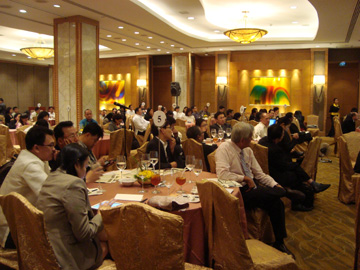 サミットで偽造品についての説明を聞く出席者=首都圏マカティ市で24日写す