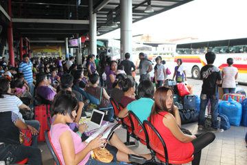 帰省者であふれるバスターミナル=29日午後4時半ごろ、首都圏パサイ市で写す