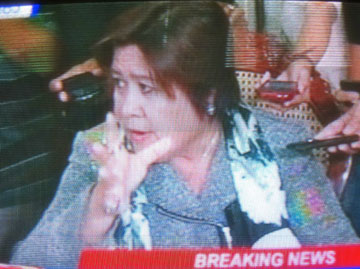 記者会見で出国不許可の理由を説明するデリマ司法長官=ケーブルテレビ局ANCの中継映像から