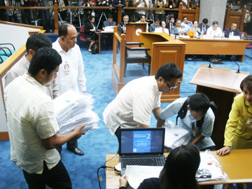 証拠書類を上院本会議場に運び込む検察側=17日午後2時ごろ写す