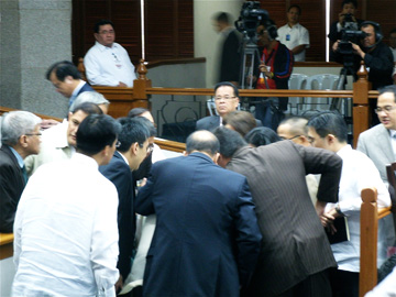 最高裁職員から引き渡されたコロナ長官のSALNを確認する検察官の下院議員ら=18日午後4時すぎ、上院本会議場で写す