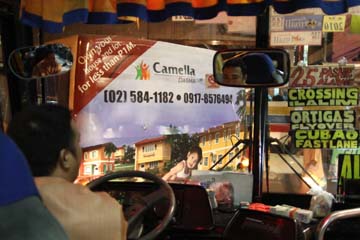 前のバスにクラクションを鳴らすマサンカイさん=19日午後11時ごろ、首都圏モンテンルパ市アラバンで写す