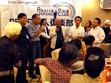 PRA創立記念パーティーで、生バンドの演奏に合わせて歌声を披露する出席者ら=小野嘉彦さん提供