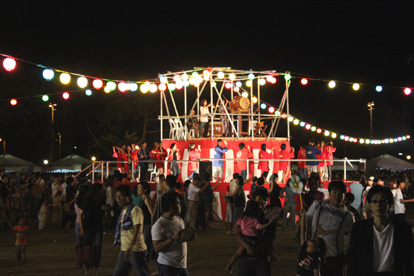 やぐらを囲んで盆踊りを踊る来場者ら=10日午後8時15分ごろ、首都圏タギック市のマニラ日本人学校で写す