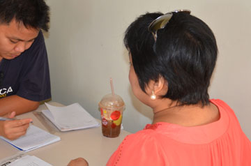 日本帰国により「夫は比永住を、子供たちは学業や弁護士になる夢を断念せざるを得なかった」と話す山口アルマさん(右)=11日午後3時半ごろ、首都圏内で写す