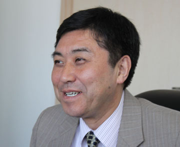 インタビューに答える泉支店長=3日午前11時ごろ、全日空マニラ支店で写す