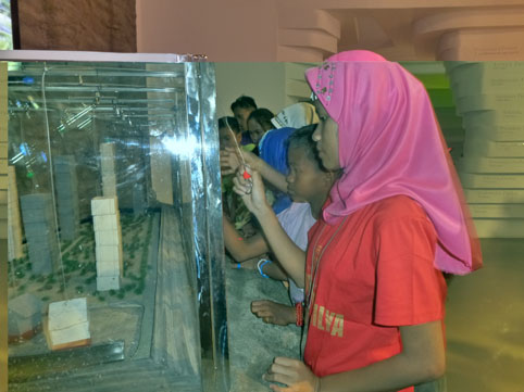 地震発生時の高層ビルの揺れ方を模型で確認する子供たち=5