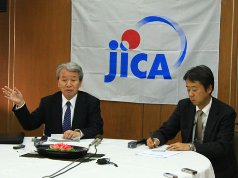 初訪比の所見を語る国際協力機構の田中明彦新理事長(左)=5日午後4時15分ごろ、首都圏パサイ市で写す