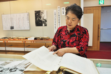 加納莞蕾がキリノ大統領らに送った英文の嘆願書を見せる加納佳世子さん=島根県安木市広瀬町にある加納美術館で写す